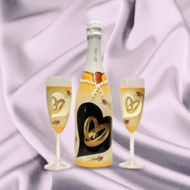 Egyedi pezsgő poharakkal  az esküvői koccintáshoz