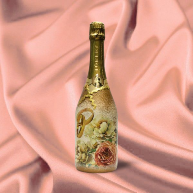 Egyedi pezsgő  az esküvői koccintáshoz