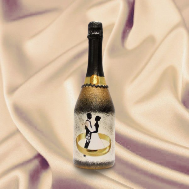 Egyedi pezsgő  az esküvői koccintáshoz