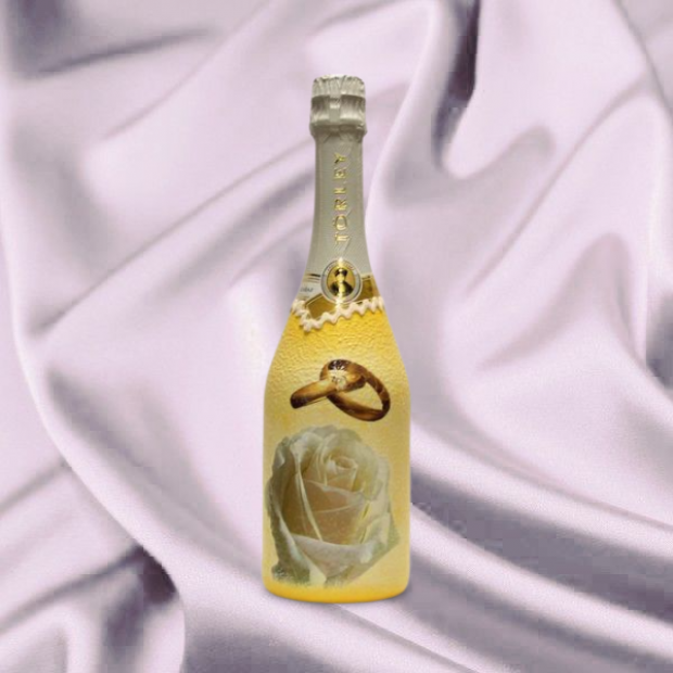 Egyedi pezsgő  az esküvői koccintáshoz