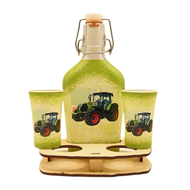 CLAAS erőgép képével pálinka kínáló