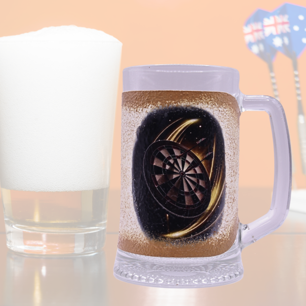 Darts emblémával díszített sörös korsó  születésnapra; névnapra ; karácsonyra