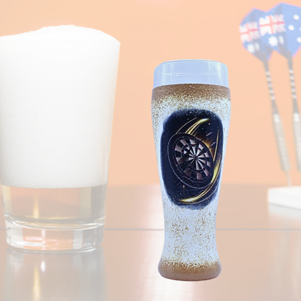 Darts emblémával díszített sörös korsó  születésnapra; névnapra ; karácsonyra